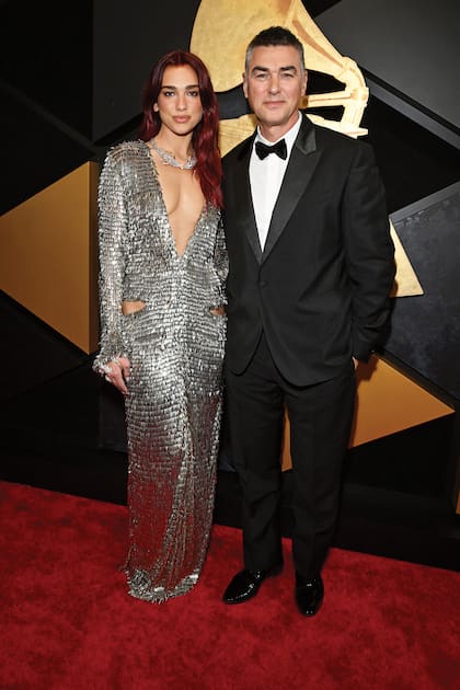 Dua Lipa junto a su padre Dukagjin Lipa, en los Premios Grammy 2024, en Los Angeles