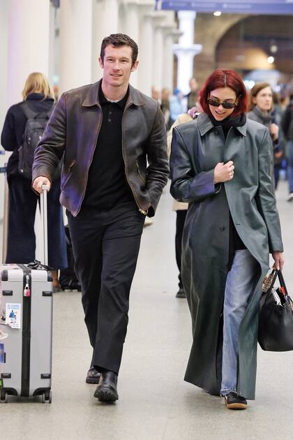Dua Lipa junto a su pareja, el actor Callum Turner, unos días antes en la estación de tren St Pancras, en Londres.