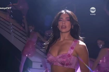 Dua Lipa llevó a los Grammy su hitazo, "Levitating"; la canción también integra la banda de sonido de la serie de Netflix The One