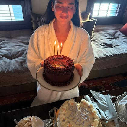 Dua Lipa pidió sus tres deseos acompañada por su marido (Foto: Instagram @dualipa)
