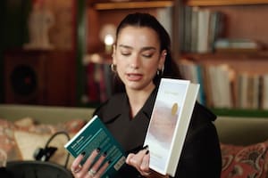 10 curiosidades de Dua Lipa y la librería donde inauguró su propia biblioteca