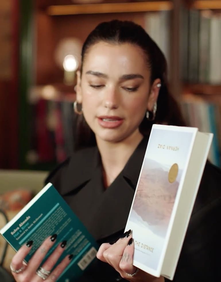 Dua Lipa recomendando a Selva Almada y Hernán Díaz