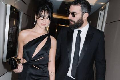 Dua Lipa se presentó en el Festival de Cannes con su nueva pareja, el cineasta Romain Gavras, de 41 años