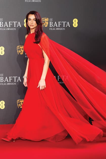 Dua Lipa se robó todas las miradas con un Valentino de escote halter con capa larga. Completó con joyas de Tiffany & Co.