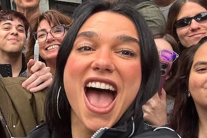Dua Lipa se sacó fotos con sus fans en la puerta del restaurante Las Flores