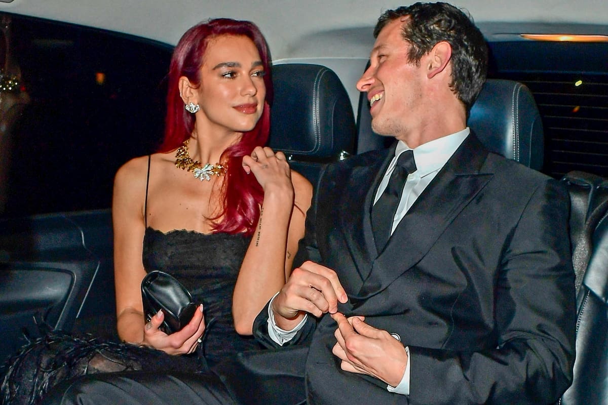 Dua Lipa y Callum Turner afianzan su amor con un aromántico baile en París