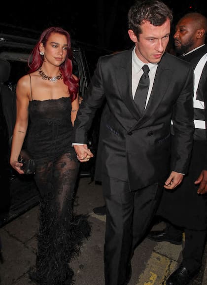 Dua Lipa y Callum Turner fueron fotografiados tomados de la mano en la entrada de la celebración posterior a los premios Bafta. Ella lucía radiante, luego de cambiar el vestido rojo que vistió en la entrega de premios por otro sensual negro de líneas que resaltaban su figura con transparencias y plumas para asistir al after party de Vogue