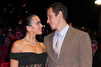 Dua Lipa y Callum Turner, muy enamorados, este sábado en la alfombra roja del Festival de Berlín