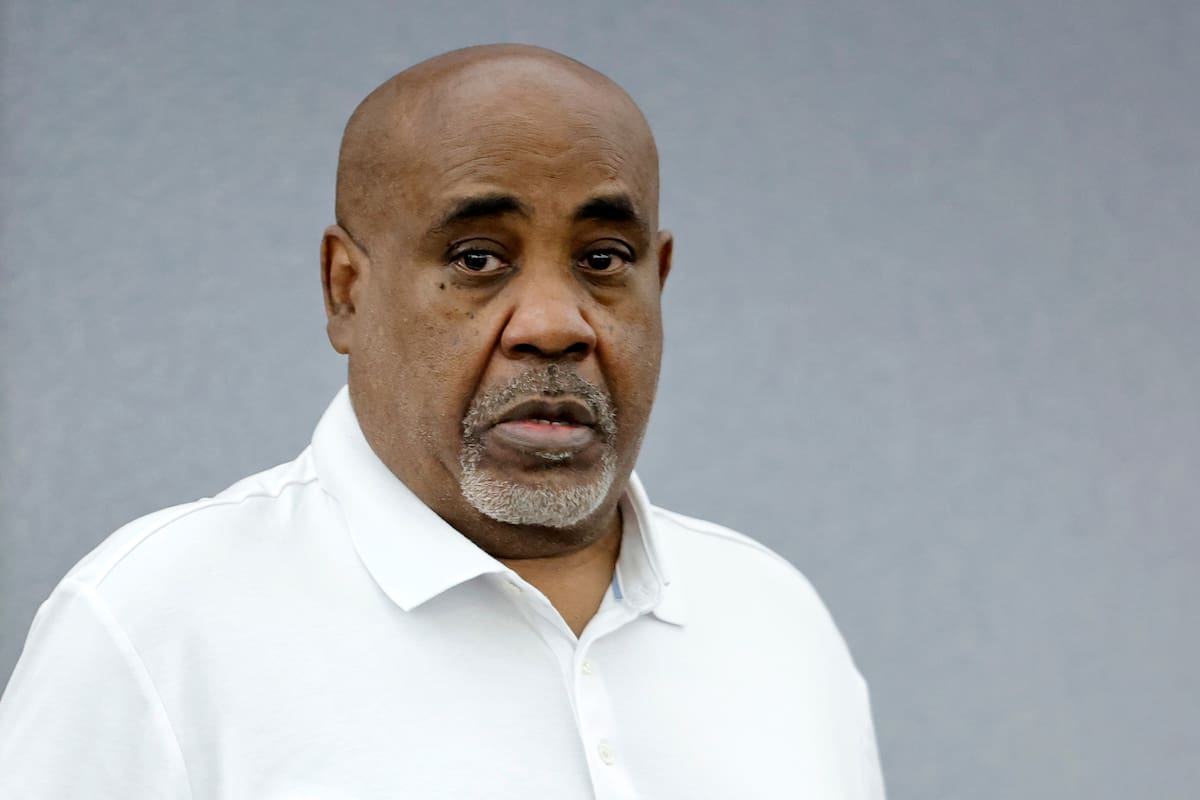 Duane Davis entra en la sala del tribunal tras un receso en la tercera jornada de selección del jura