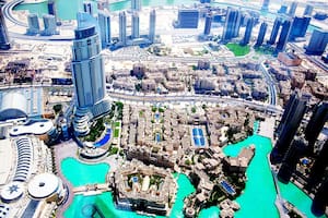 Dubái es una ciudad emirato de los Emiratos Árabes Unidos, de 3,331 millones de habitantes, conocida por su lujo, la arquitectura ultramoderna y su vida nocturna.