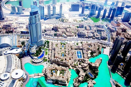 Dubái es una ciudad emirato de los Emiratos Árabes Unidos, de 3,331 millones de habitantes, conocida por su lujo, la arquitectura ultramoderna y su vida nocturna.