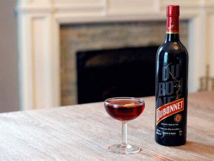 Dubonnet es un aperitivo elaborado en base a vino dulce fortificado con hierbas, especias y quinina