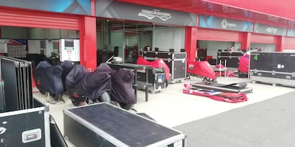 Ducati, el equipo más perjudicado con el retraso de la logística; Carmelo Ezpeleta, el CEO de Dorna, especuló con la merma de aviones de carga debido a que un 20 por ciento de la flota es rusa y está sancionada por la invasión a Ucrania