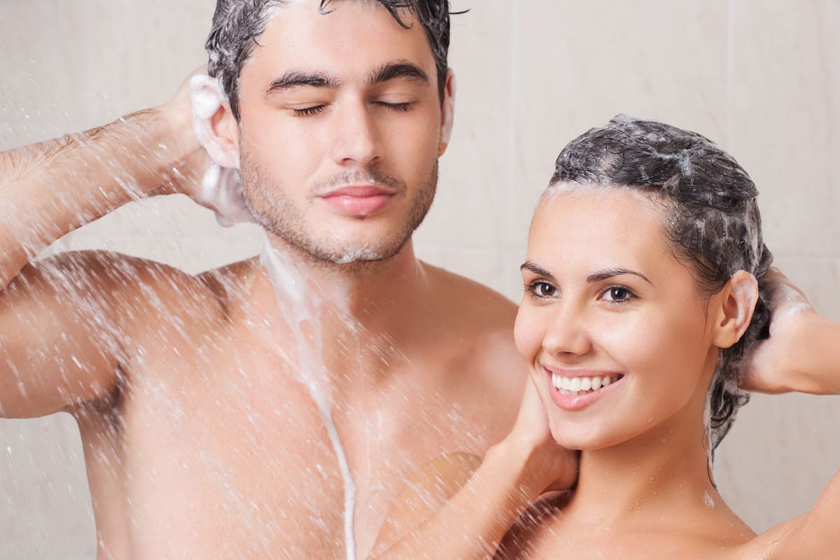 ¿Ducharse juntos para ahorrar gas?