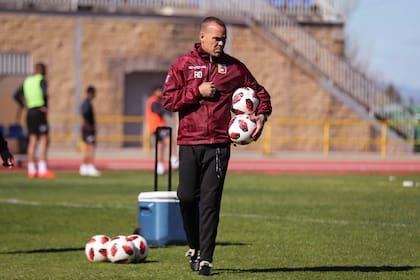 Dudamel, el entrenador de la selección de Venezuela, durante una práctica en Madrid, antes del partido contra la Argentina.