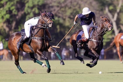 Duelo de backs: Francisco Elizalde, de La Hache, falla en la intercepción de la bocha ante Nero; se midieron en el desenlace del Abierto de Hurlingham y ahora lo harán por un lugar en el de Palermo.