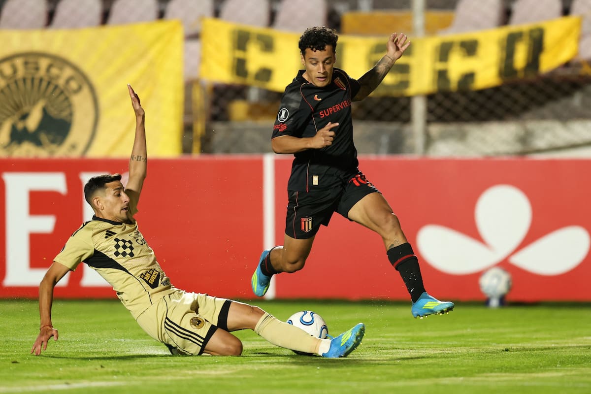 Duelo de goleadores en la altura: Tiago Palacios intenta desbordar a Lucas Colitto; Estudiantes empató con Cusco FC