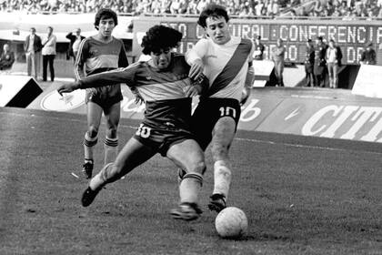 Duelo de ídolos: Maradona y Alonso en un superclásico de 1981 en el Monumental