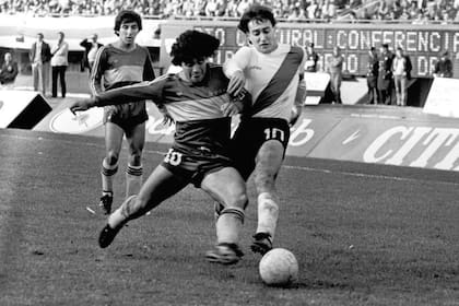 Duelo de ídolos: Maradona y Alonso en un superclásico de 1981 en el Monumental