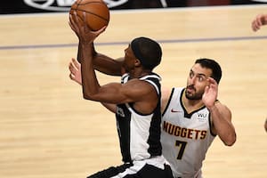 Duelo de pequeños bases: Rajon Rondo anota ante Facundo Campazzo, que ganaría el duelo global; el argentino fue trascendente para el 110-104 de Denver Nuggets en Los Ángeles contra Clippers, que hizo que intercambiaran posiciones en la Conferencia Oeste.