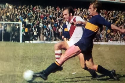 Duelo de talentosos y referentes: Onega pierde el balón contra Silvio Marzolini, en otro superclásico, esta vez en la Bombonera.