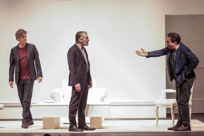 Duelo entre amigos por manipular al otro, encarnados por Mike Amigorena, Pablo Echarri y Fernán Mirás