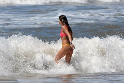 Dueña de una figura espectacular, se anima a domar las olas de La Brava.