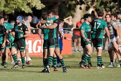 duendes festeja el triunfo ante Hindu Club . juagado en Don Torcuato .