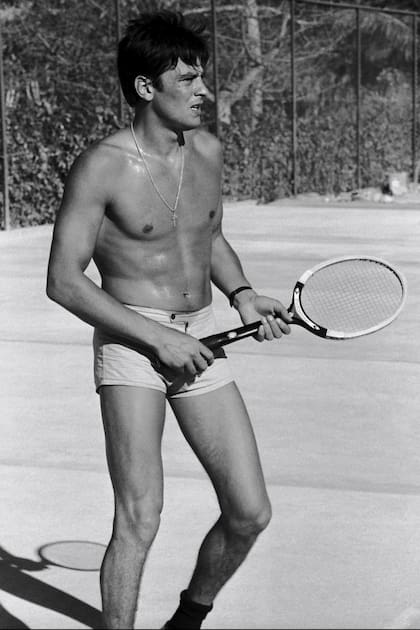 Dueño de una belleza apolínea que lo convirtió en objeto de deseo en el mundo entero, hace gala de su perfección jugando al tenis con el torso descubierto (1965).