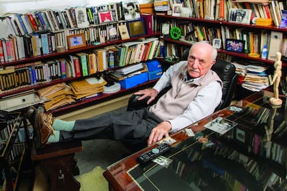 Dueño de una memoria prodigiosa –cuando evoca algún momento del pasado recuerda fecha, hora, la luz que había, si hacía calor o frío y si la ventana estaba abierta o cerrada–, “Josecito”, recostado en el sillón de cuero de su escritorio, repasa para ¡Hola! su larga vida y su impresionante trayectori