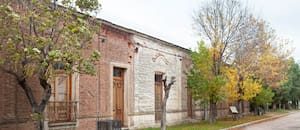 El pueblo junto a las vías del tren que convoca por un restaurante de campo