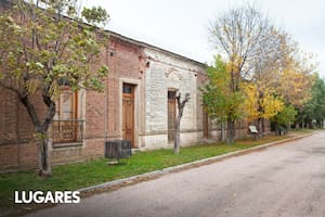 El pueblo junto a las vías del tren que convoca por un restaurante de campo