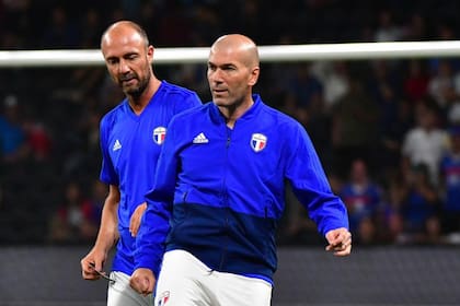 Dugarry y Zidane, juntos en un partido de veteranos con la selección francesa. (Crédito de la foto: Icon Sport)