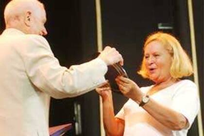 En 2003, Duilio Marzio le entregó el Premio Podestá