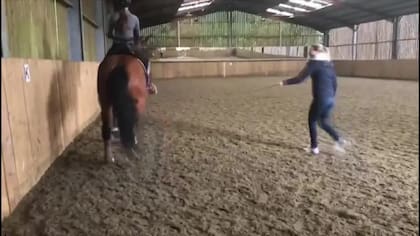 Dujardin usó decenas de veces la fusta con un caballo montado por otra amazona en una práctica