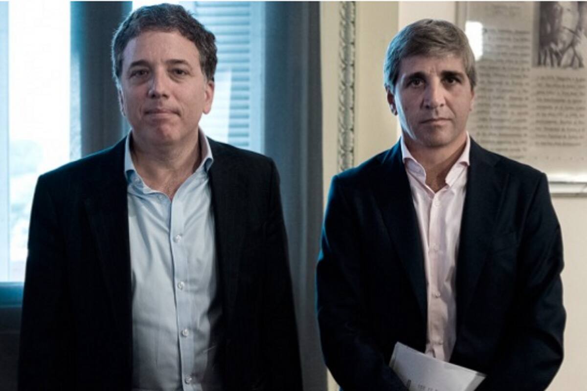 Dujovne, Caputo y otros funcionarios buscaron desdramatizar en medio de la corrida del dólar