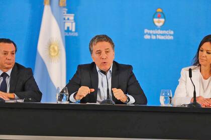 Dujovne habla durante la conferencia de prensa