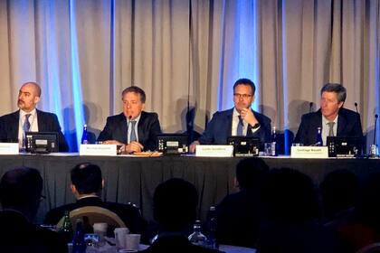 Dujovne, Sandleris y Bausili, ayer con inversores