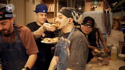 Duki debutó como chef en la pantalla chica
