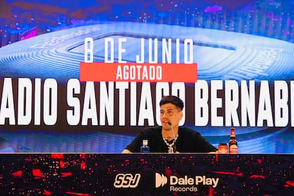 Duki en el Estadio Bernabéu, en una multitudinaria conferencia de prensa con periodistas de España, Argentina, México y otros países de América Latina