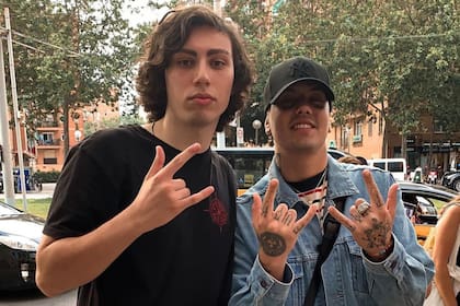 Duki se sacó una foto con un fan, quien después recibió de regalo su gorra (Foto: Instagram @oriolortiz_)