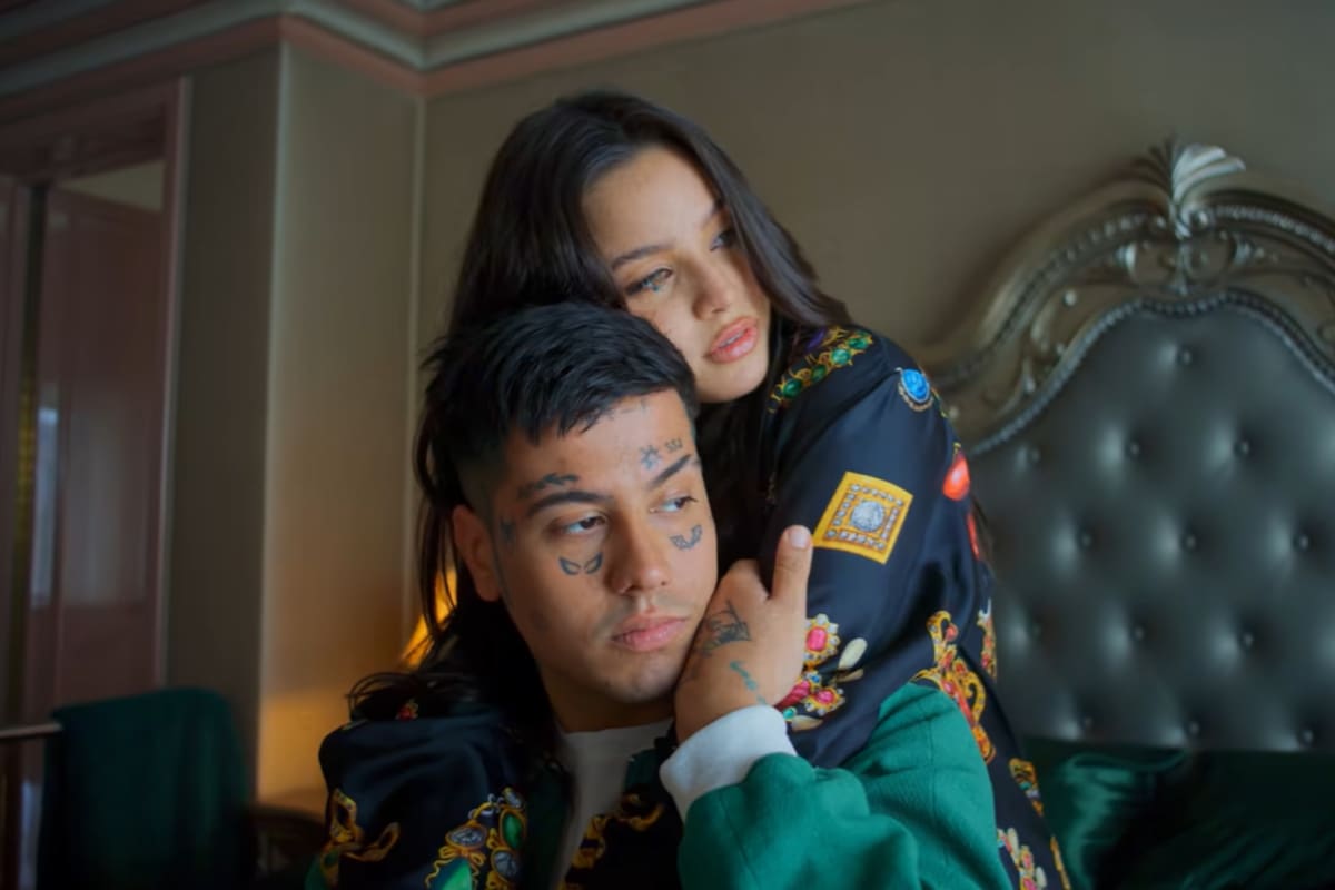 Duki y Emilia Mernes en el videoclip del tema "Como si no importara" que interpretan juntos