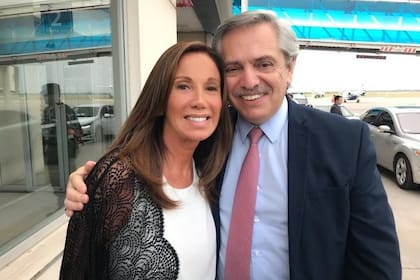 Dulce Granados, en 2019, con Alberto Fernández; la esposa del intendente de Ezeiza se suma a la lista de vacunados de privilegio