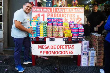 Dulcemente, kiosco de la zona de Almagro que cumplió 11 años desde su apertura y a modo de celebración Claudio Páez vendió productos seleccionados al precio del año 2012