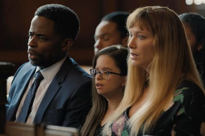 Dulé Hill y Christina Hendrick, dos personajes que aparecen en escena para rescatar a Natalia Grace