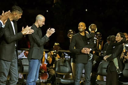 Duncan y Manu aplauden a un emocionado Tony Parker