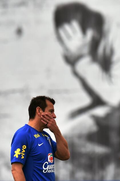 Dunga, contra las cuerdas de las críticas