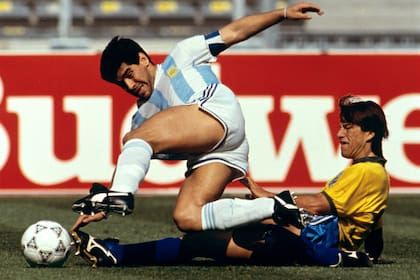 Dunga le comete infracción desde atrás a Maradona; el 10 argentino hizo magia con el pase gol a Caniggia para esa victoria ante Brasil; hoy, esa pelota está en poder de un brasilero  (Photo by Peter Robinson - PA Images via Getty Images)