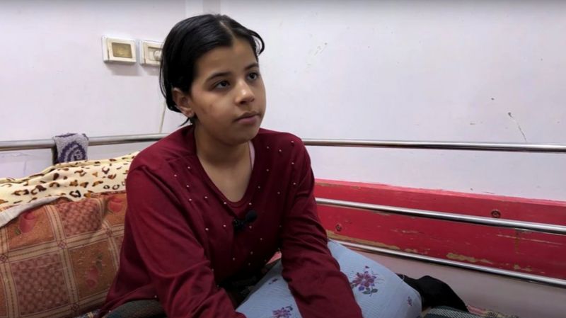 Dunya Abu Mehsen perdió su pierna derecha y a su familia durante un bombardeo israelí en el sur de Gaza