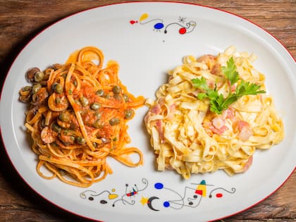 Dúo de linguine alla puttanesca (aceitunas negras, anchoas, alcaparras y peperoncino) y fettuccine alla carbonara (panceta, huevo y parmigiano).